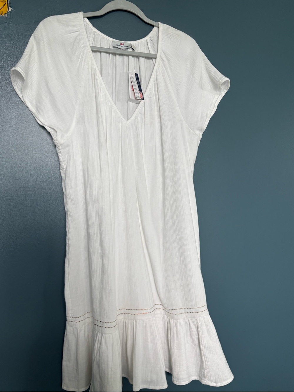 Vineyard Vines White V-Neck Short Sleeve Ruffle-Hem Dress